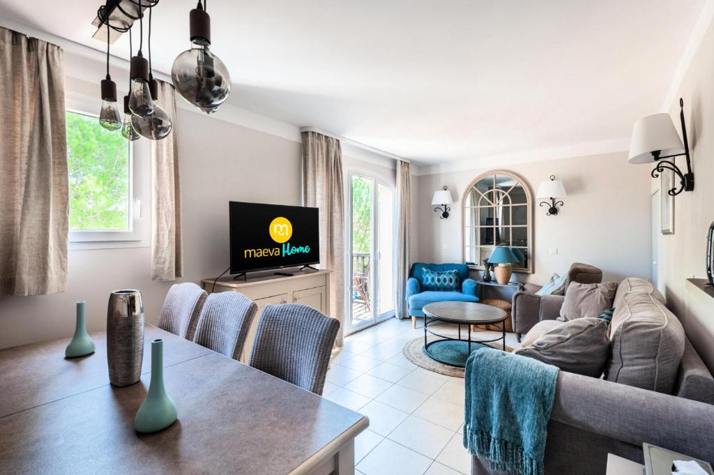 TV a/nebo společenská místnost v ubytování Les Coteaux de Pont Royal en Provence - maeva Home - Maison chaleureuse climatisée 4 pièces 6 personnes - Prestige - super Home MAE-2304