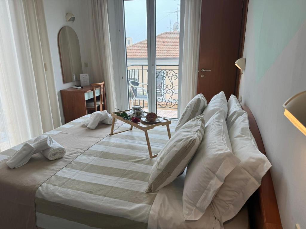 Łóżko lub łóżka w pokoju w obiekcie Hotel Villa Caterina