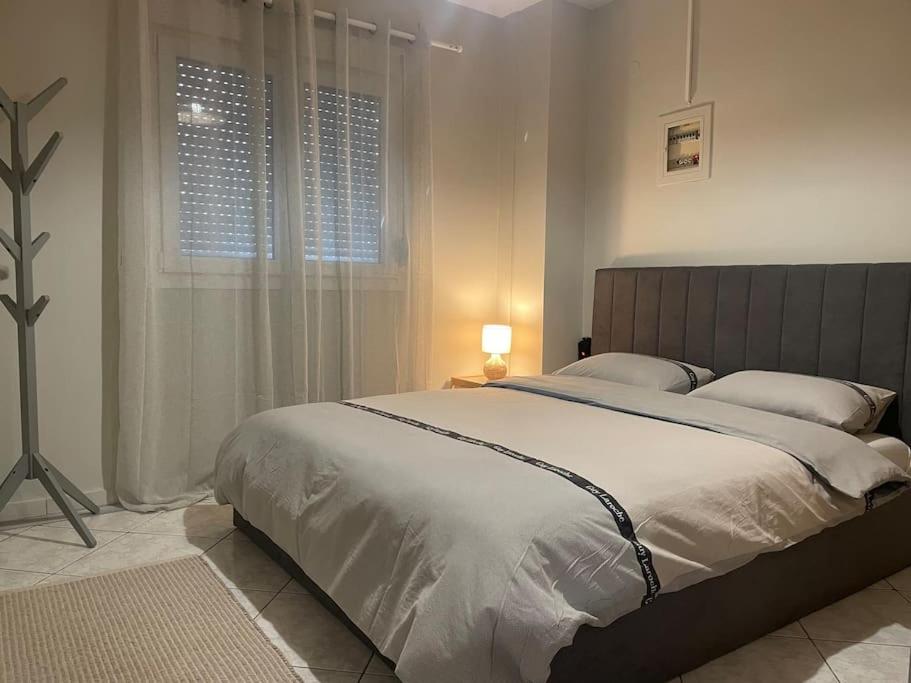 ペライアにあるLetty's cozy flat apartmentの大きなベッドと窓のある寝室