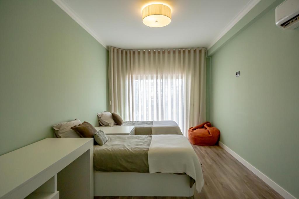 - une chambre avec un lit et une fenêtre dans l'établissement Spacious house with pool, à Faro