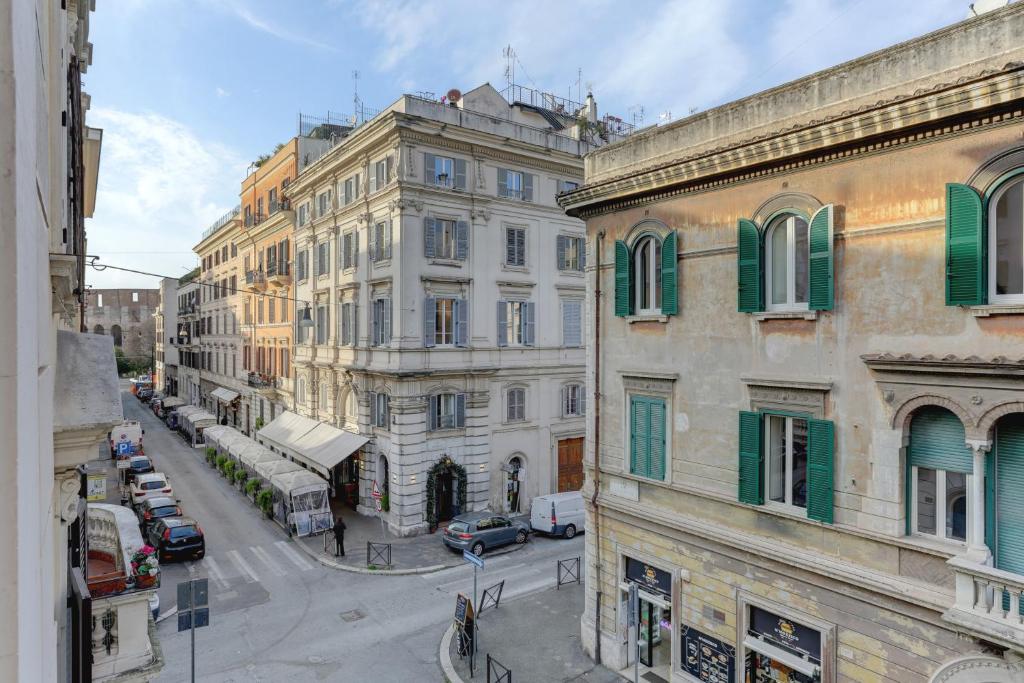 une vue aérienne sur une rue de la ville avec des bâtiments dans l'établissement Appartamento Santi Quattro - Colosseo, à Rome