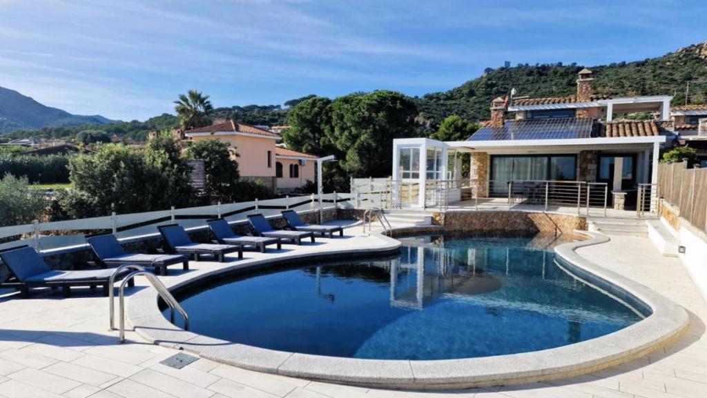 Bazen u ili blizu objekta Luxury Villa with gorgeous Pool and Free Parking