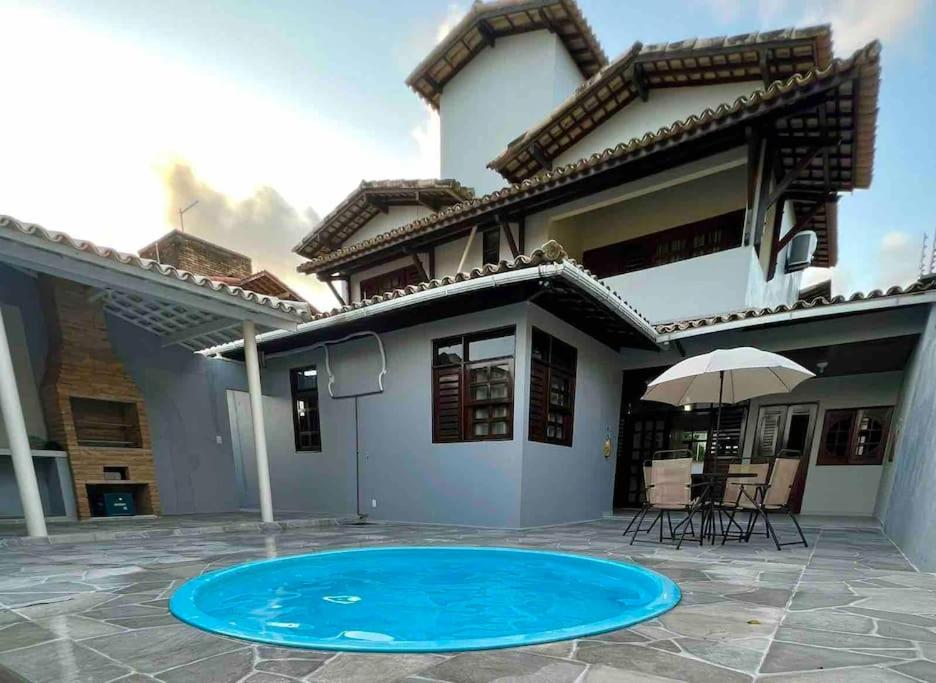 une grande piscine bleue en face d'une maison dans l'établissement Casa em Praia do Francês - Alagoas., à Marechal Deodoro