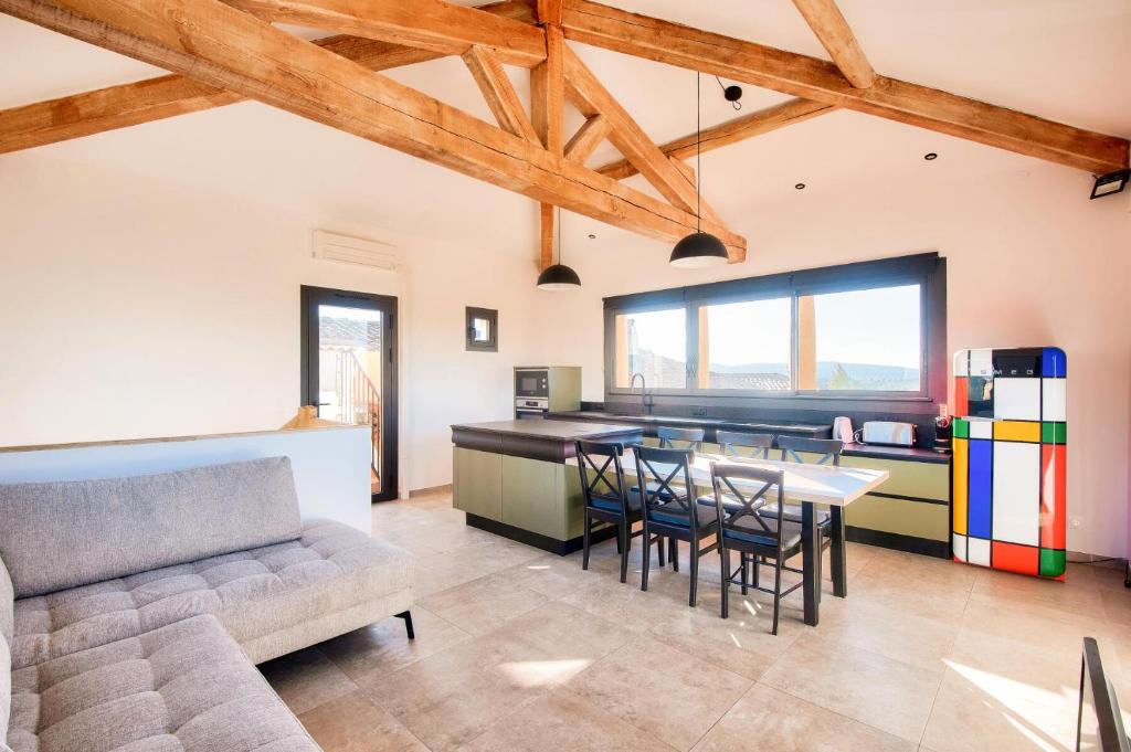 un salon avec un canapé, une table et des chaises dans l'établissement Village Pont Royal en Provence - maeva Home - Appartement climatisé 3 pièces 4 personnes avec terrasse aménagée - Prestige - super Home MAE-3084, à Mallemort