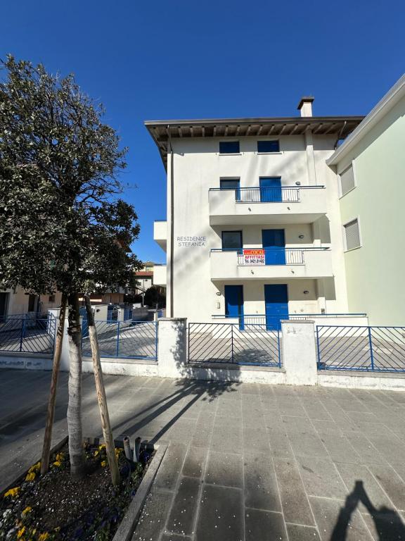 a building with a tree in front of it at RESIDENCE STEFANIA - AGENZIA COCAL in Caorle