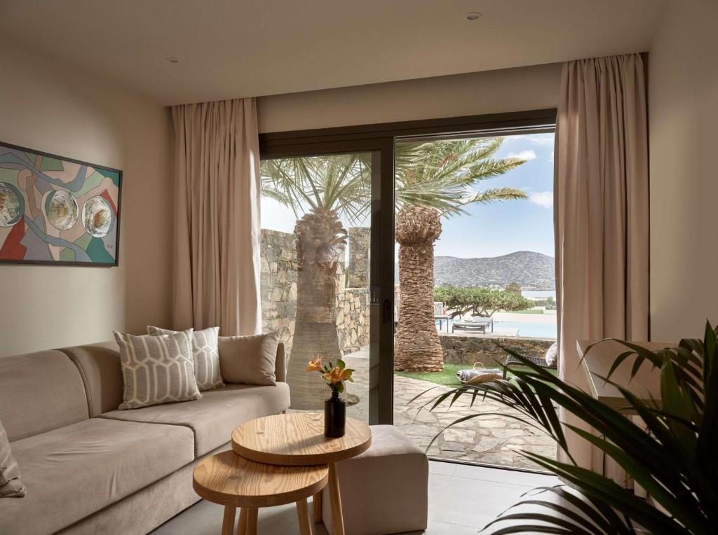 Posezení v ubytování Elounda Palm Hotel & Suites