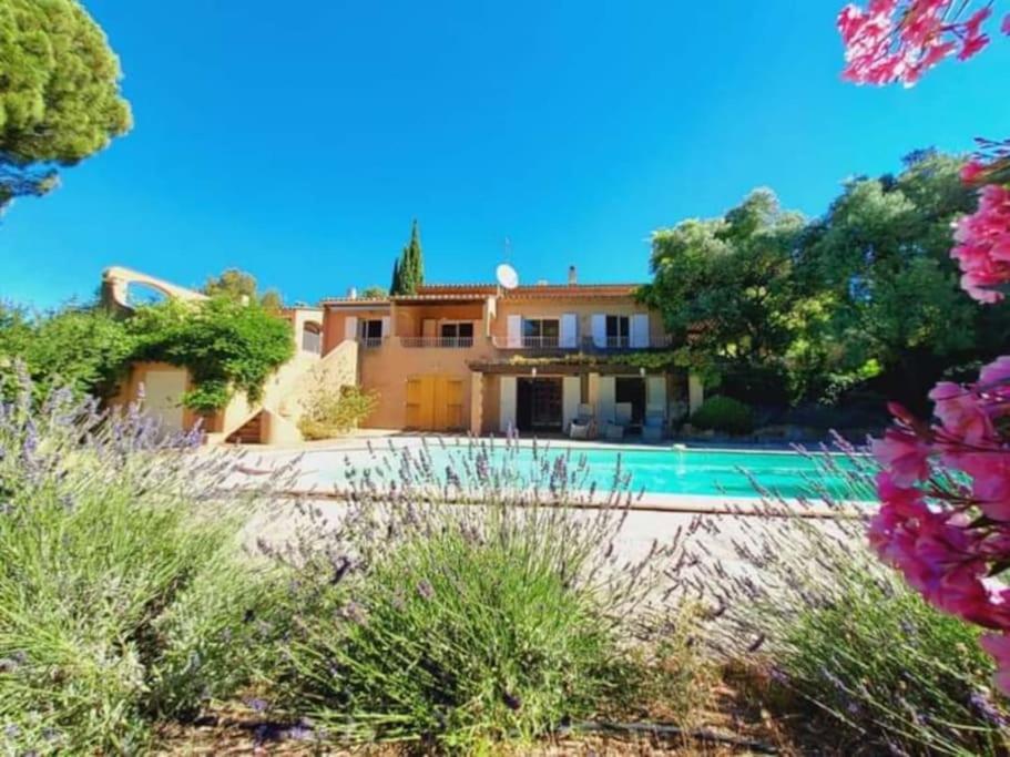 - une vue sur l'extérieur d'une maison avec une piscine dans l'établissement Le Castellet Gem, au Castellet