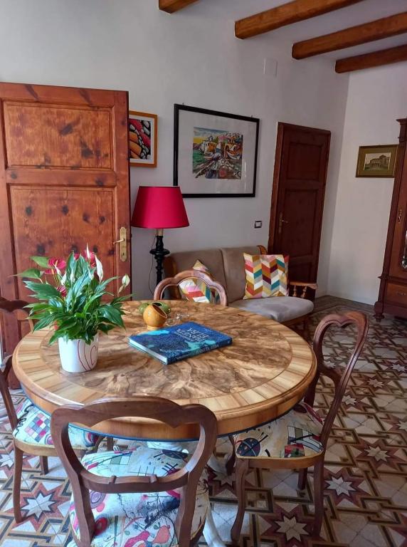 a living room with a table and a couch at Casa Bella 'Mbriana in Rio Marina