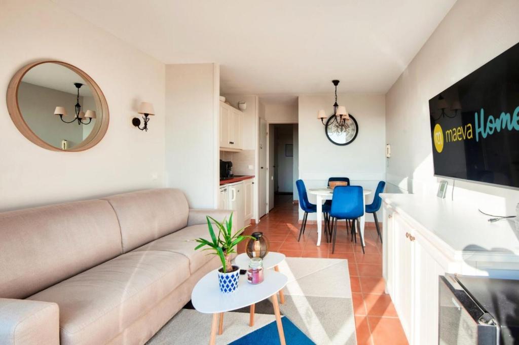 un salon avec un canapé et une table dans l'établissement Village Pont Royal en Provence - maeva Home - Appartement climatisé 2 pièces 4 personnes - Sélection MAE-2601, à Mallemort