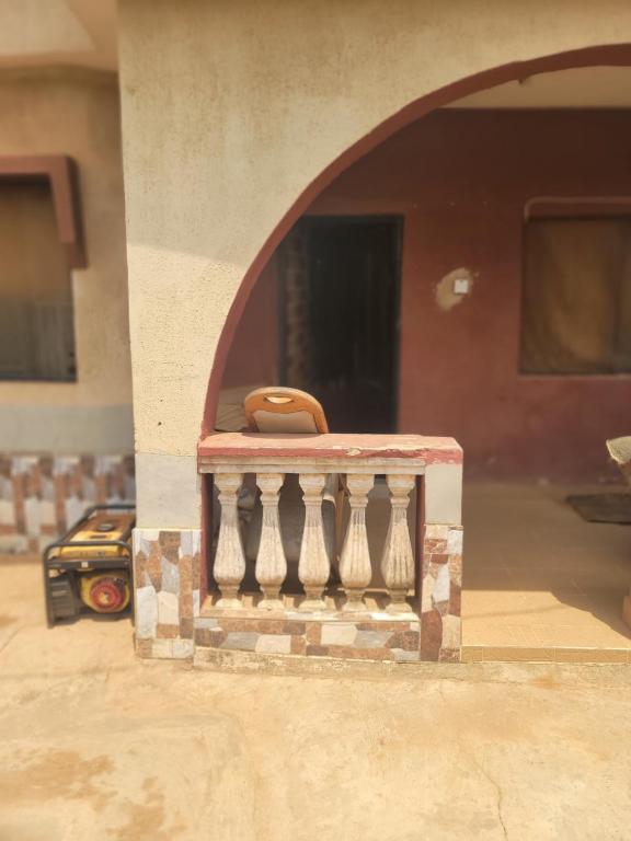 uma varanda com uma tigela em cima em Tobs home em Lagos