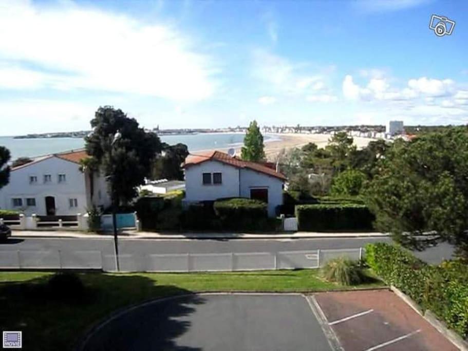 une maison dans une rue avec vue sur l'océan dans l'établissement Style Vintage chic à 20 M de la plage, à Saint-Georges-de-Didonne