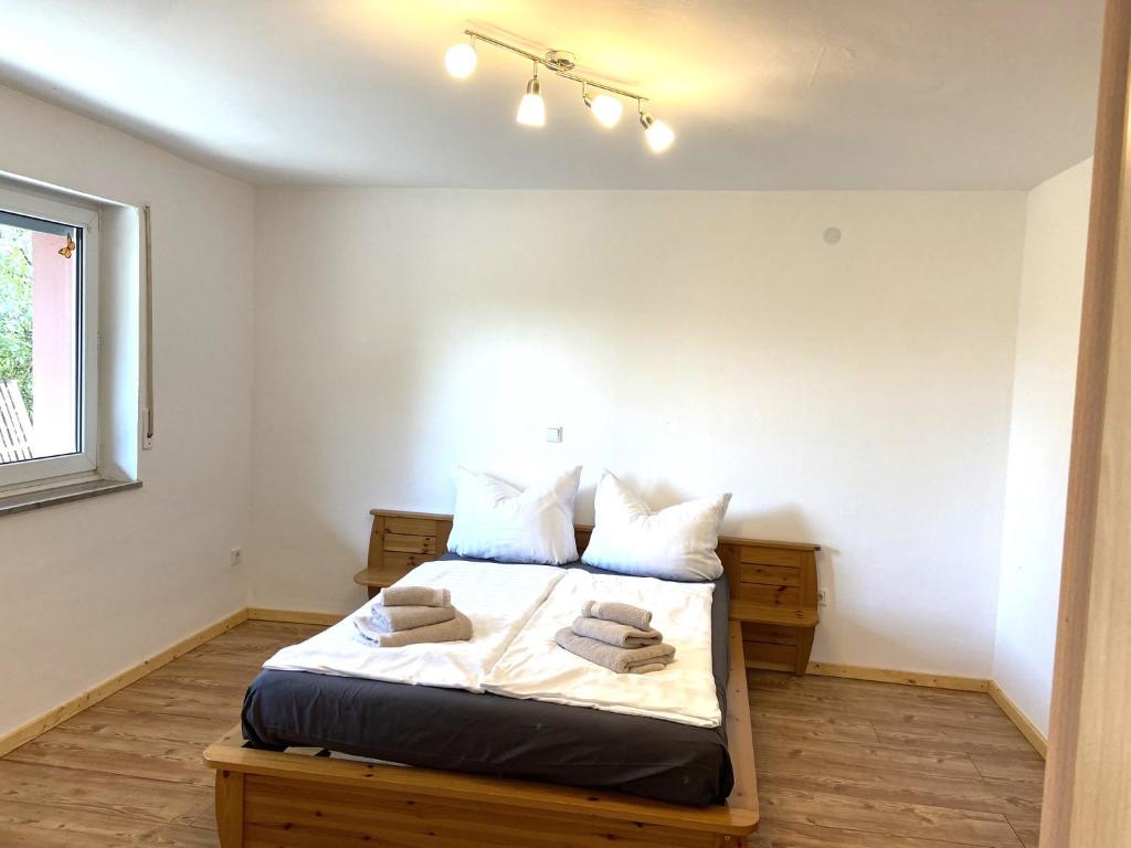 una camera con un letto con due cuscini sopra di Ferienwohnung Dornfelder a Kitzingen