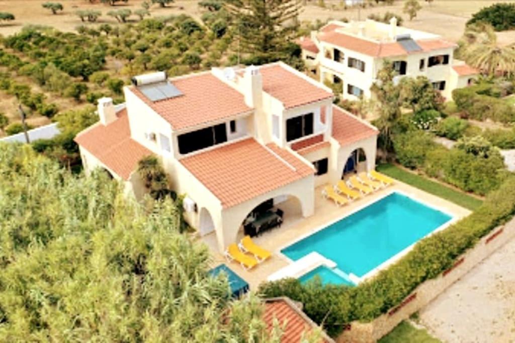 uma vista aérea de uma casa com piscina em Villa Palmeiras - Serene Private Villa em Albufeira
