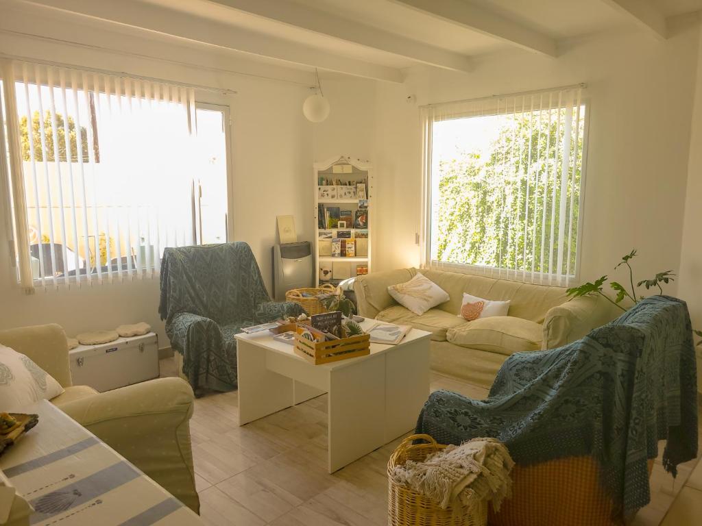Sala de estar con 2 sofás y mesa en Casa Amonite Hostel Boutique en Puerto Madryn
