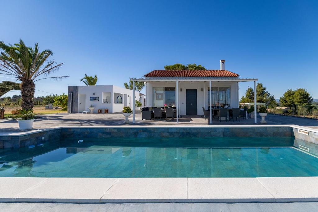 トレントにあるLa Villa de Luzの別荘の前のプール