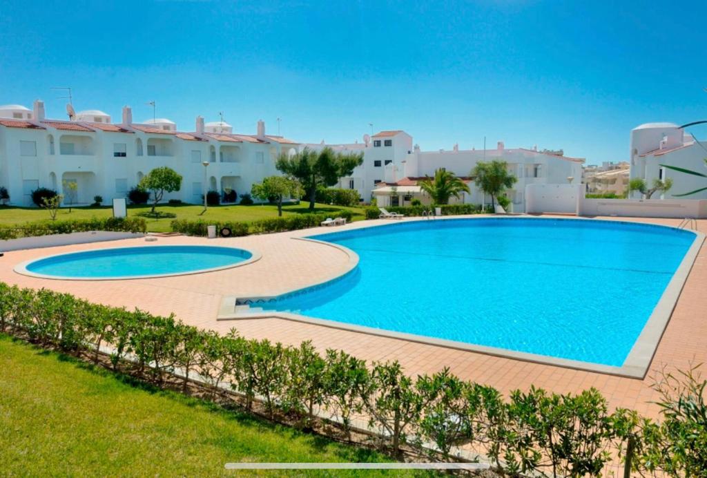 uma imagem de uma piscina numa villa em F&M - Quinta do Torrejão Alporchinhos Algarve em Porches