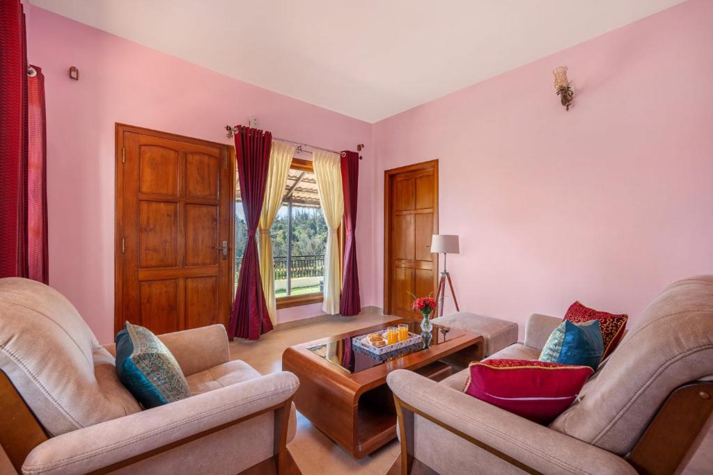 Posezení v ubytování StayVista at The West Wind 5BHK Villa ooty comp Breakfast