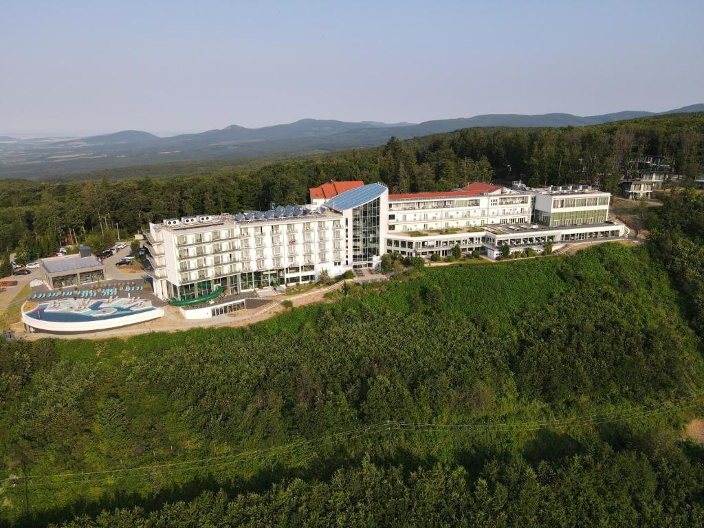 z góry widok na ośrodek na wzgórzu w obiekcie Hotel Ózon & Luxury Villas w mieście Mátraháza