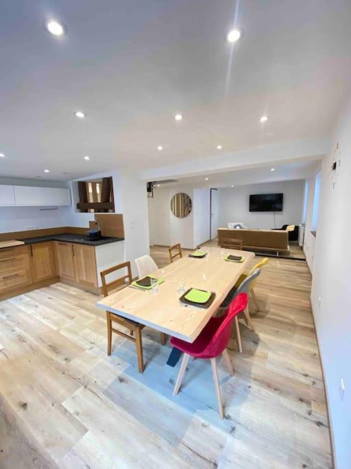 une salle à manger et une cuisine avec une table et des chaises dans l'établissement Maison Alsacienne & Moderne en Hypercentre, à Colmar