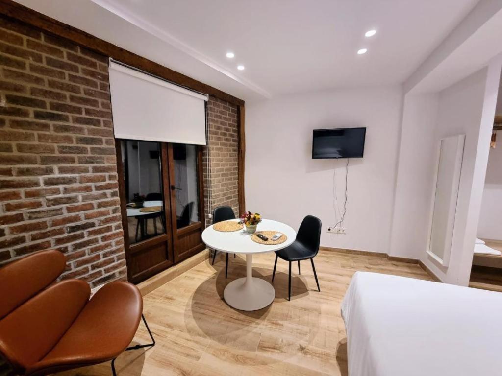 A television and/or entertainment centre at SUITES BERRUETA , Plaza Mayor by Albany