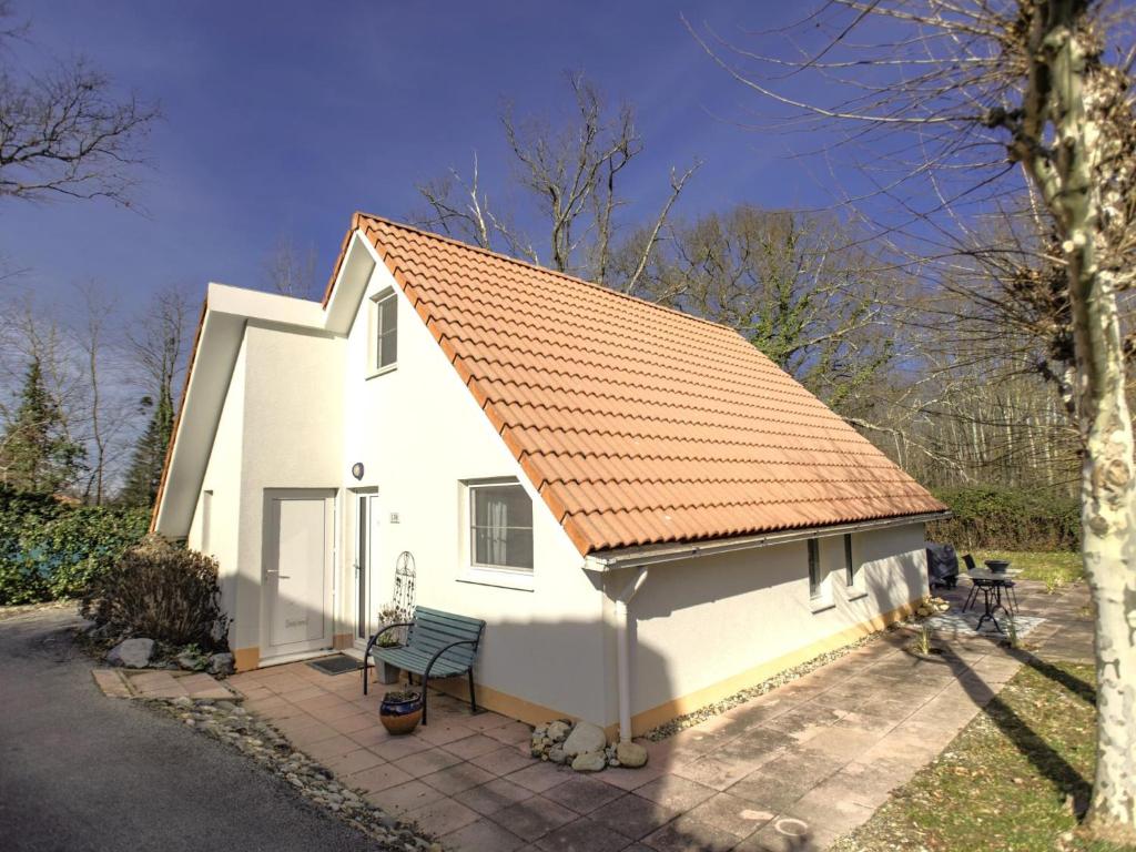 a small white house with an orange roof at Villa Campagne 138 in Daumazan-sur-Arize