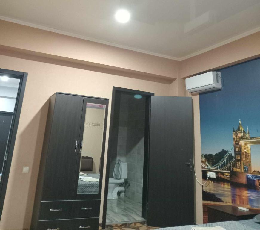 una camera con bagno dotato di specchio e lavandino di New Saburtalo Star a Tbilisi City