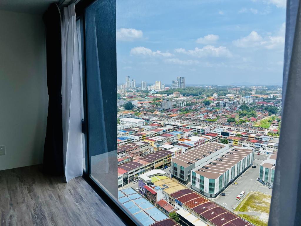 une vue d'une ville depuis une fenêtre dans l'établissement Imperio Residence Melaka by Dream View, à Malacca
