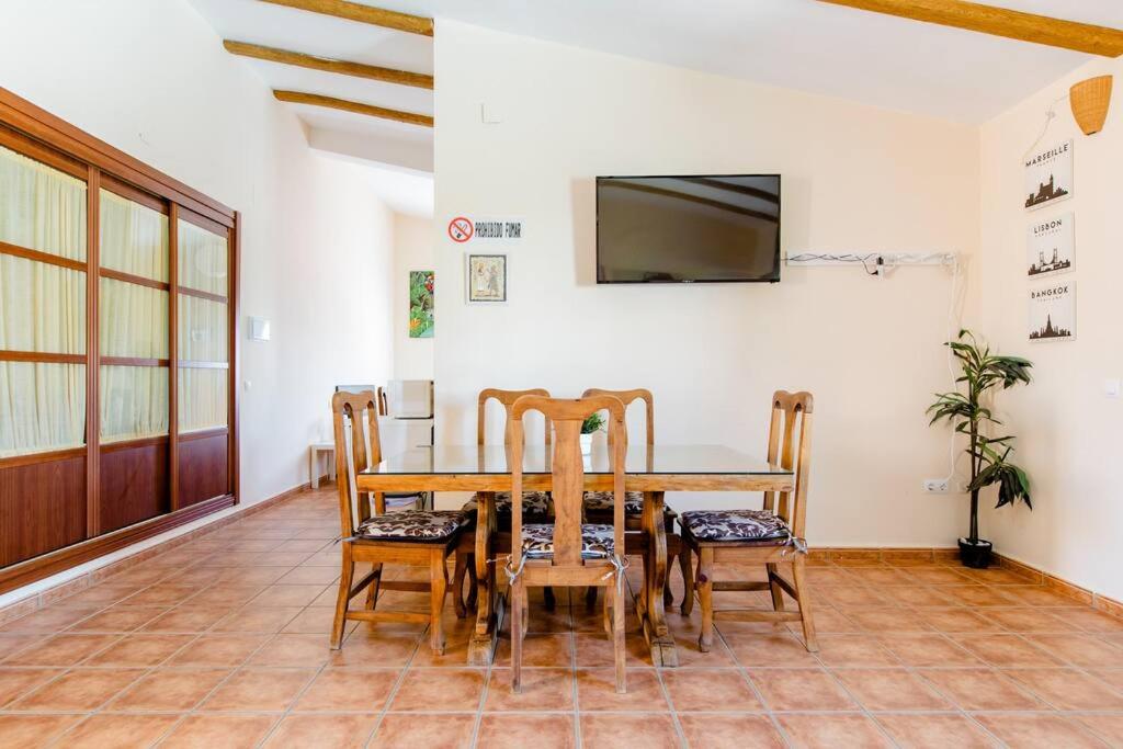 Televízia a/alebo spoločenská miestnosť v ubytovaní Apartamento privado con piscina y jardin compartidos.