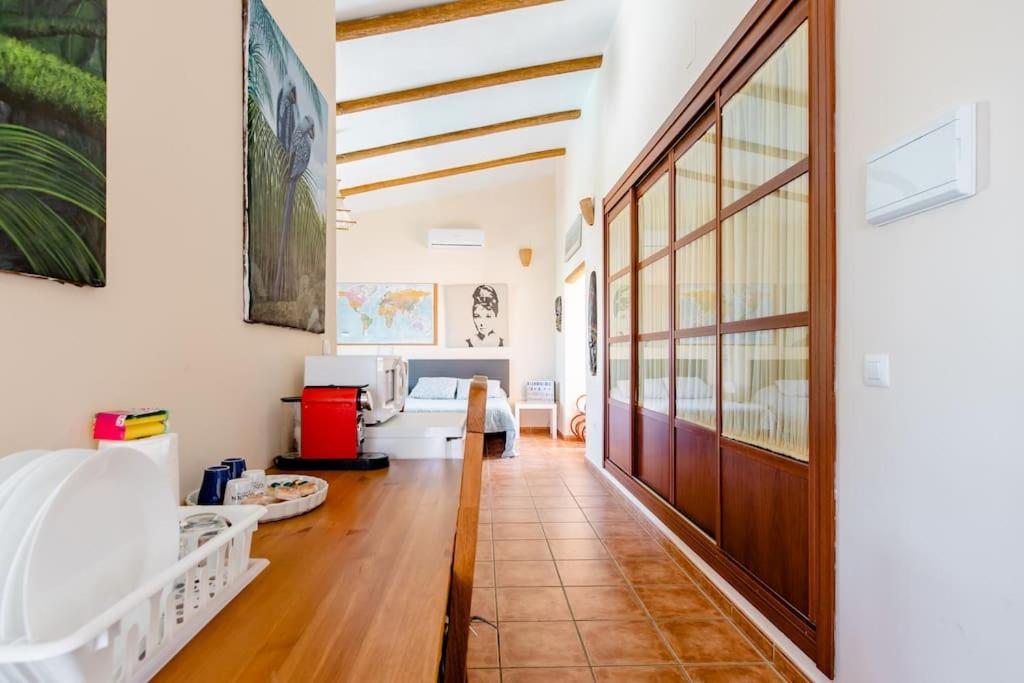 Posedenie v ubytovaní Apartamento privado con piscina y jardin compartidos.