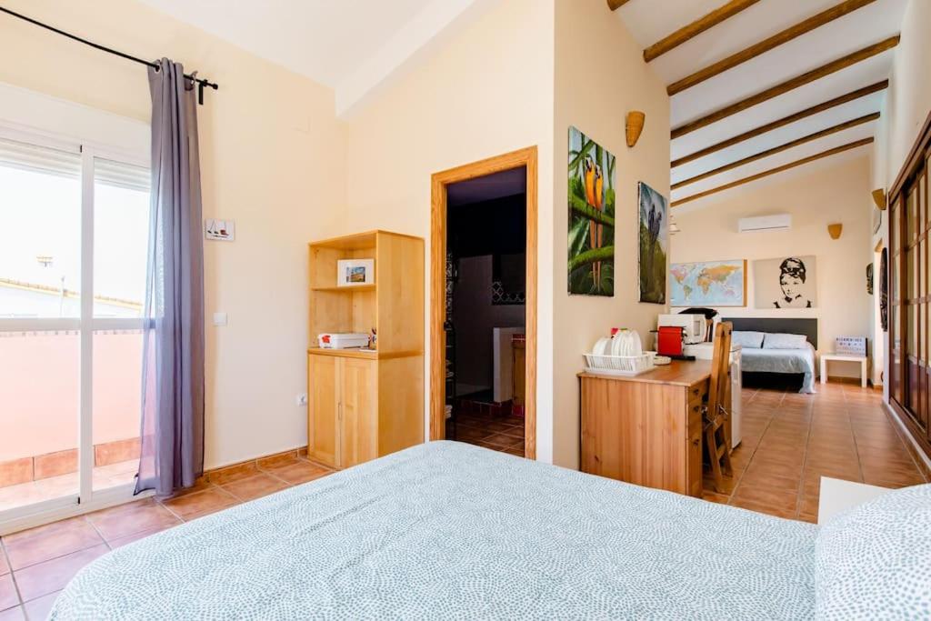 Posteľ alebo postele v izbe v ubytovaní Apartamento privado con piscina y jardin compartidos.