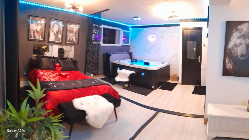 um quarto com uma cama vermelha e uma secretária em Discrète room 38 em Saint-Étienne-de-Saint-Geoirs