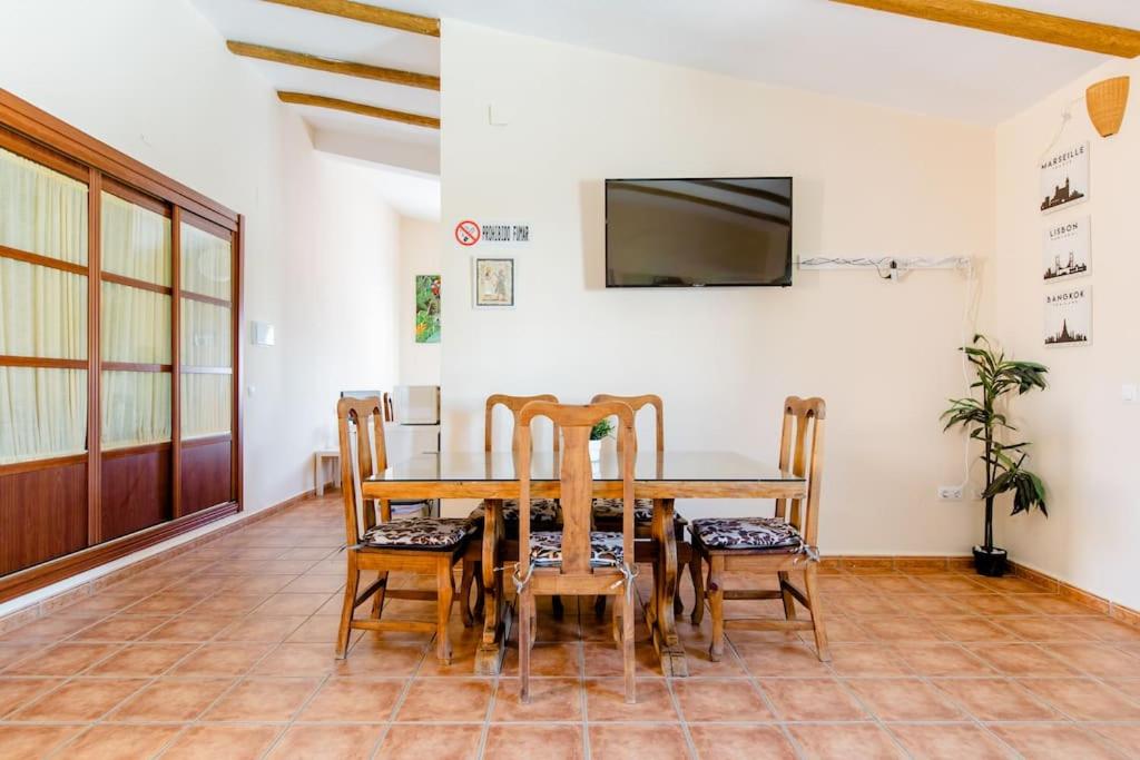 Televízia a/alebo spoločenská miestnosť v ubytovaní Apartamento privado con piscina y jardin compartidos.