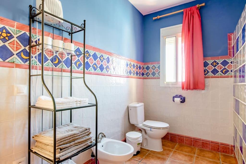 Kúpeľňa v ubytovaní Apartamento privado con piscina y jardin compartidos.