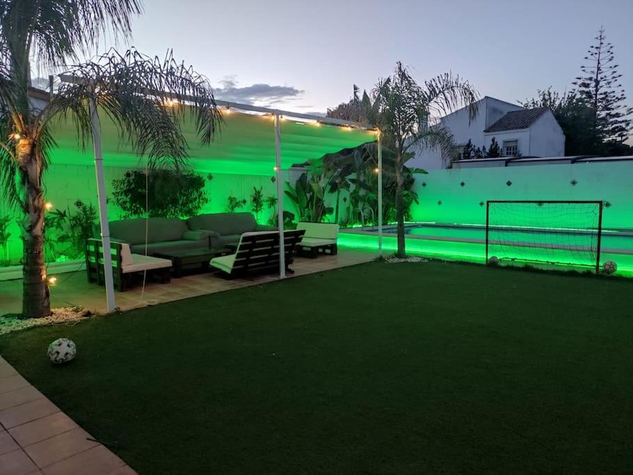 Vonkajšia záhrada v ubytovaní Apartamento privado con piscina y jardin compartidos.