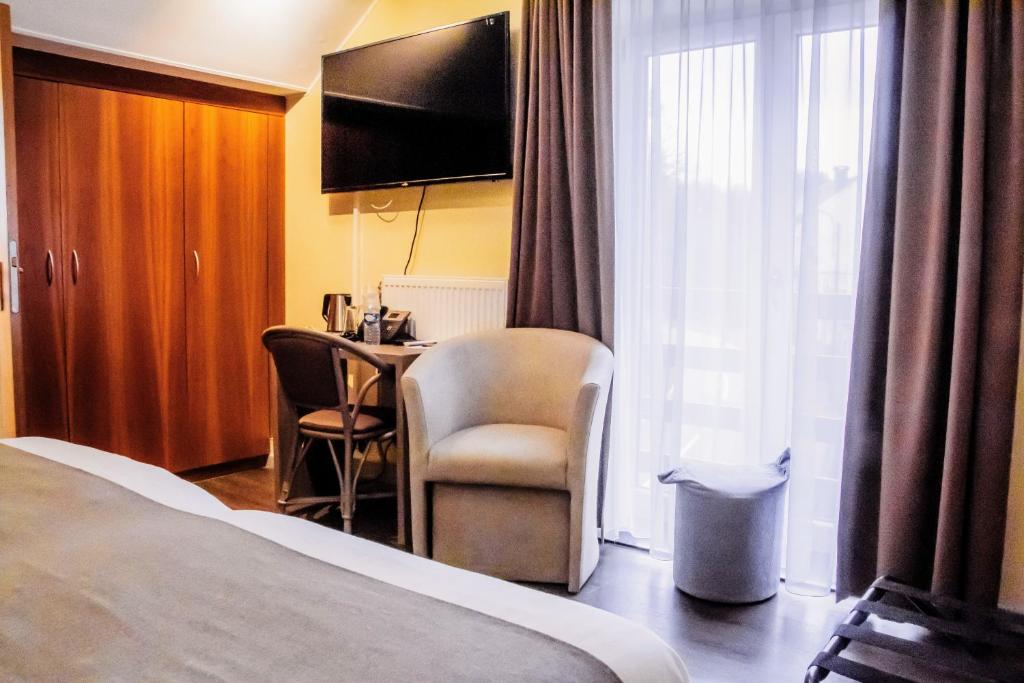 TV a/nebo společenská místnost v ubytování Hotel des Postes