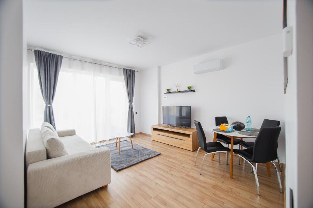ein Wohnzimmer mit einem Sofa und einem Tisch in der Unterkunft Skyline Deck in Oradea
