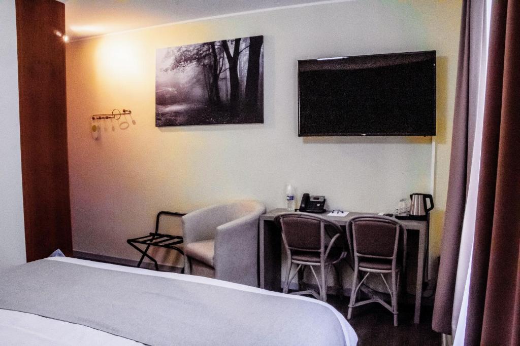 TV a/nebo společenská místnost v ubytování Hotel des Postes