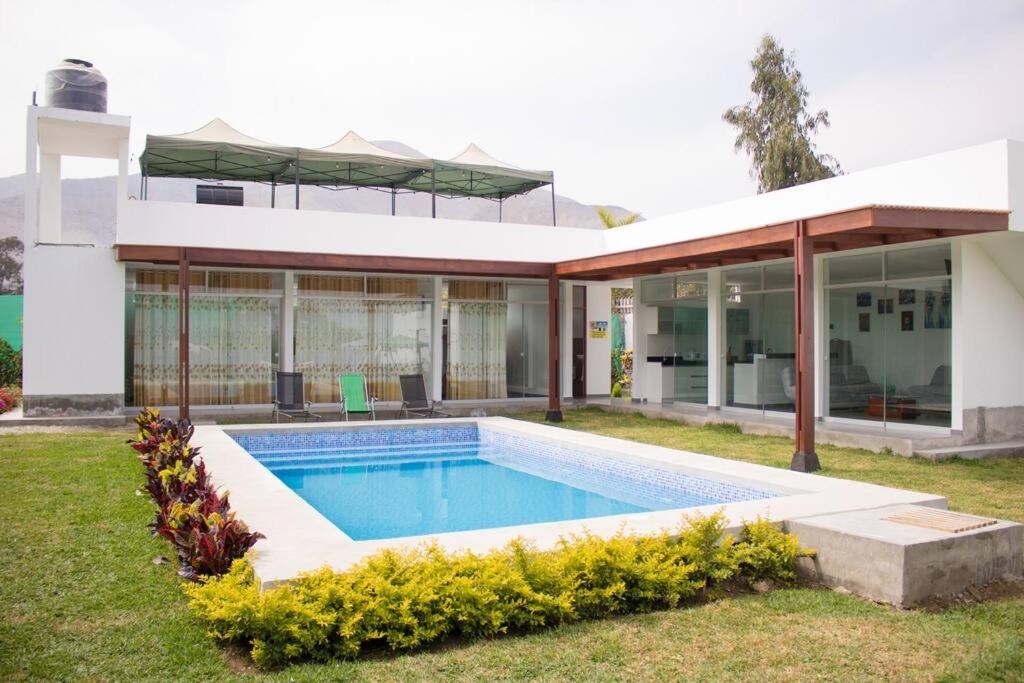 una casa con piscina en el patio en Casa Elizabeth - Recreate, en Mala