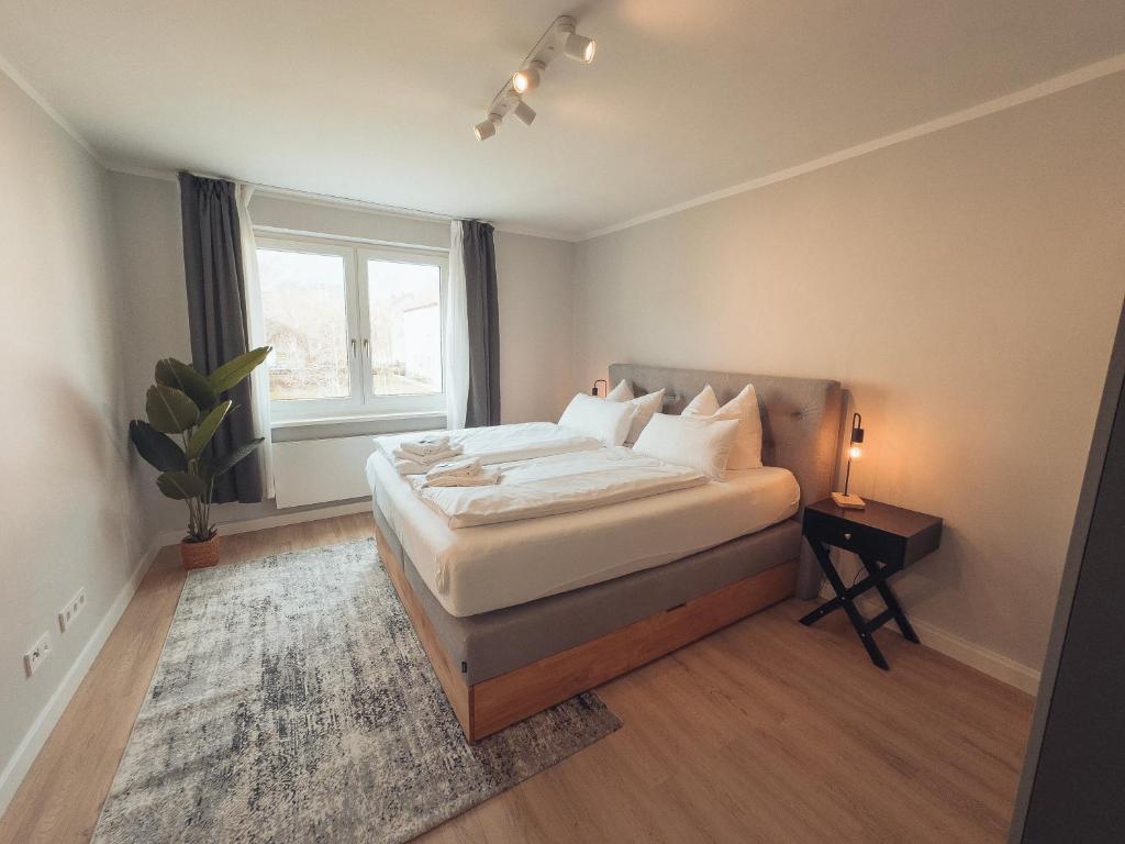 1 dormitorio con cama y ventana en RR - NEW - Gorgeous 50qm Apartment - Washer - WIFI, en Rusches Hof