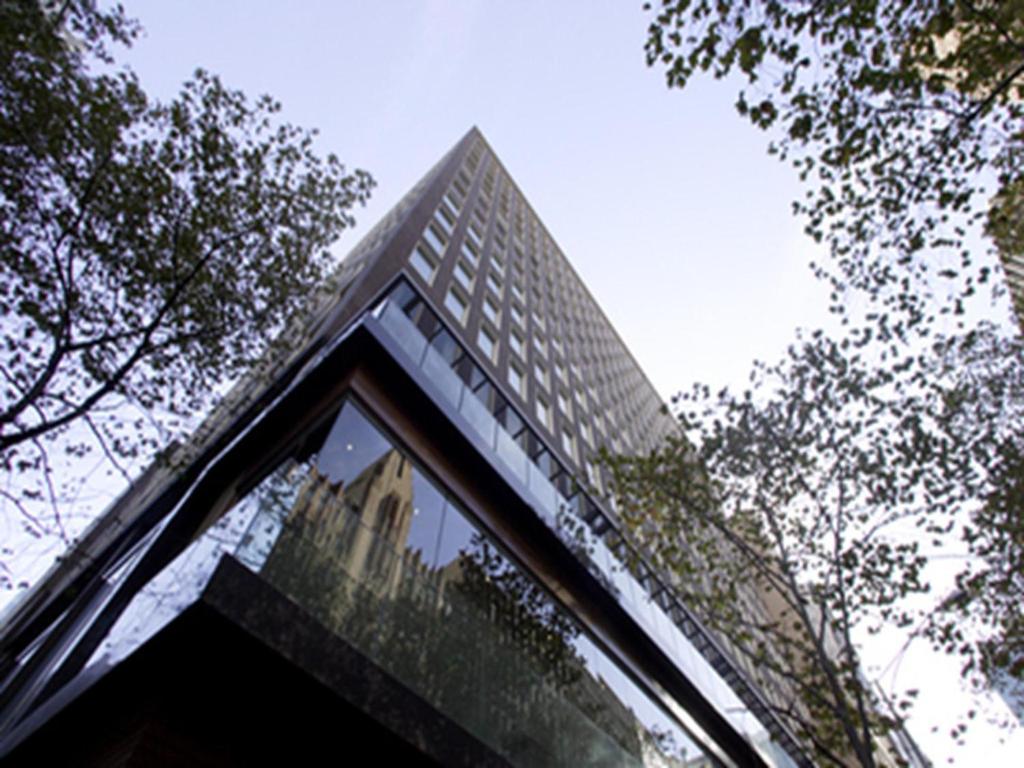 un edificio con un reflejo de un edificio en CitiClub Hotel Melbourne, en Melbourne
