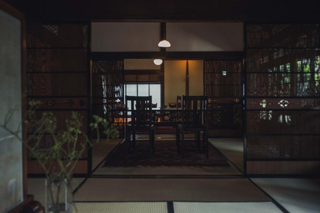 una habitación con mesa y sillas en una biblioteca en Shirafuji - Vacation STAY 01283v en Suzaka