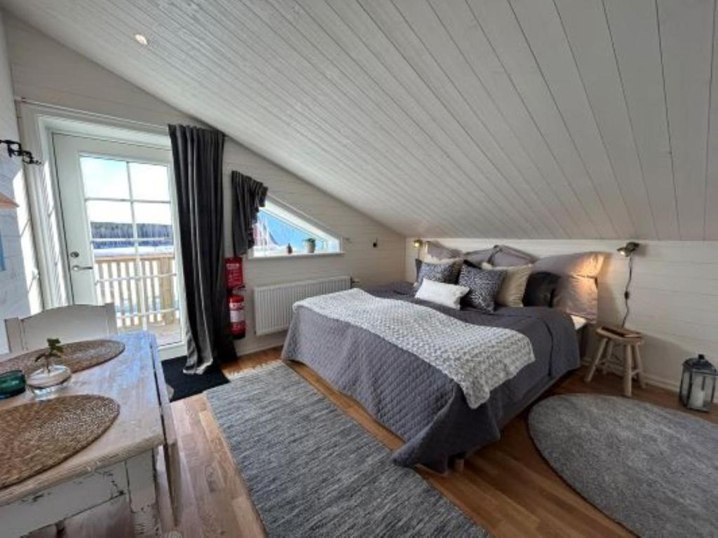een slaapkamer met een bed en een groot raam bij Annas B&B in Järvsö