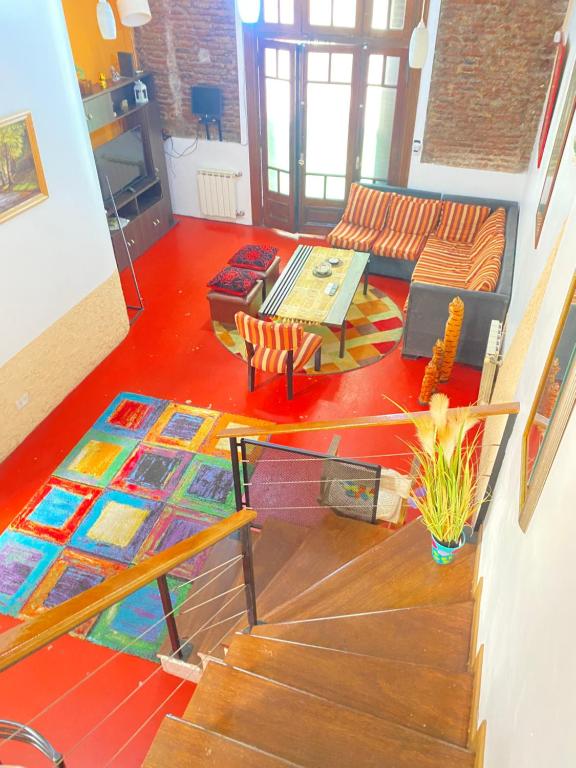- un salon avec un canapé et une table dans l'établissement Casa única y antigua reciclada a nueva., à Buenos Aires