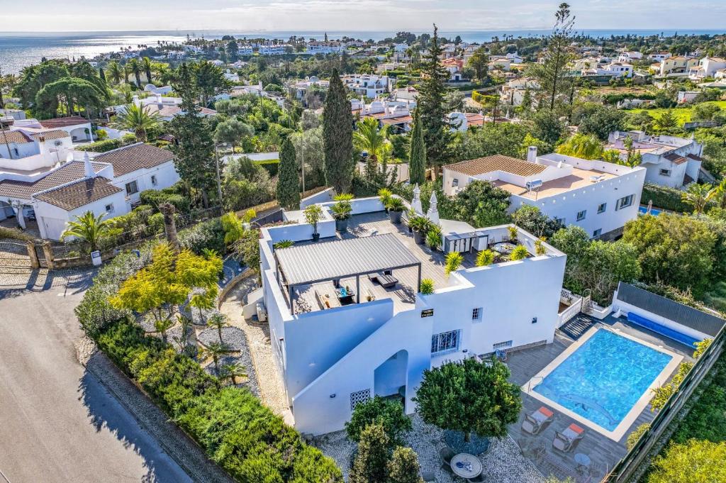 una vista aérea de una casa blanca con piscina en Villa Sylisia by Villa Plus, en Carvoeiro