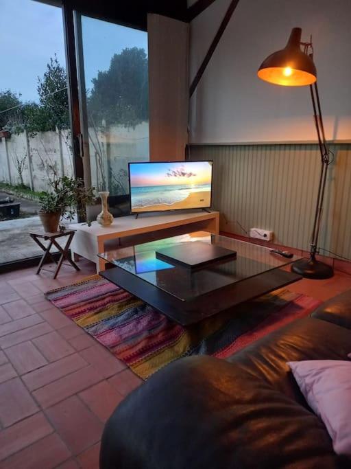 un salon avec un canapé et une table basse dans l'établissement Maison à Cholet à 20 minutes du Puy du Fou, à Cholet