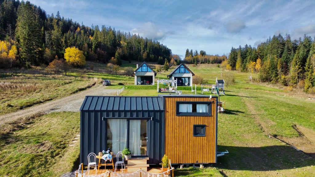 eine Aussicht auf ein kleines Haus auf einem Feld in der Unterkunft Domek w górach balia Tiny House Polana Widokówka in Lipnica Wielka