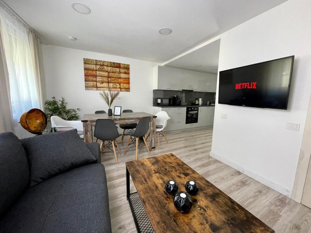 a living room with a couch and a table at discovAIR Traben-Trarbach - Ferienhaus für 6 Personen mit Netflix in Traben-Trarbach