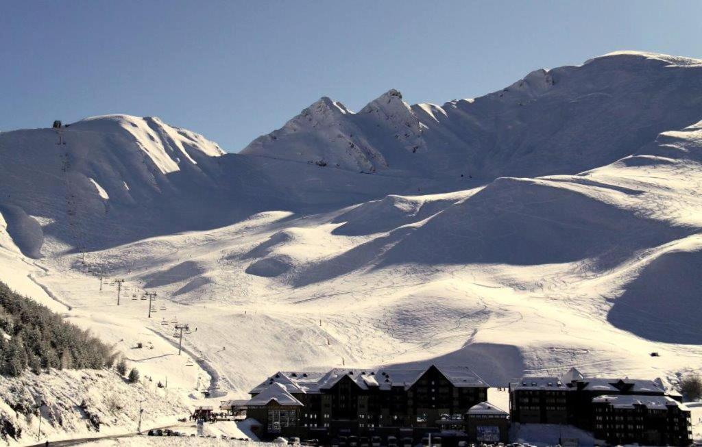 einen schneebedeckten Berg mit einem Gebäude davor in der Unterkunft Résidence Serias - 2 Pièces pour 4 Personnes 594 in Germ