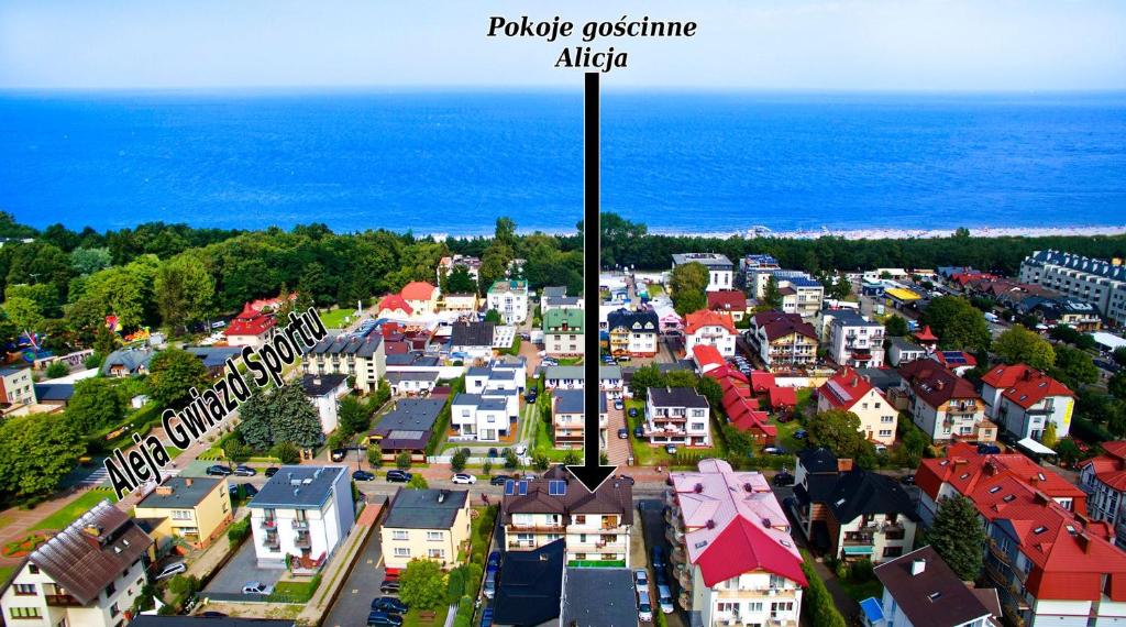 una vista aérea de una ciudad con casas y el océano en Top location Alicja klebba, en Władysławowo
