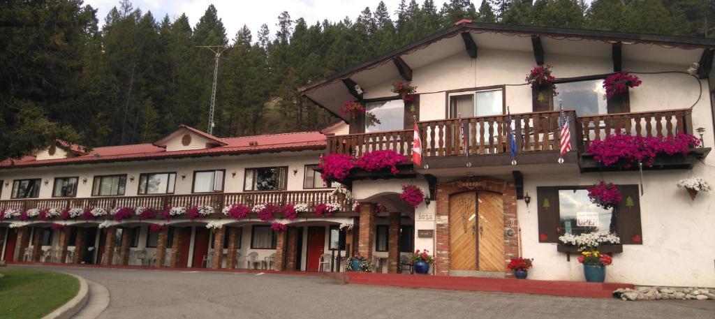 ein Gebäude mit Blumen auf den Balkonen in der Unterkunft Gables Motel in Radium Hot Springs